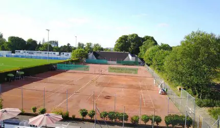 Draufsicht auf eine Tennisanlage mit mehreren Sandplätzen